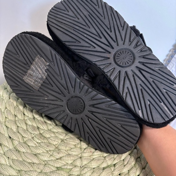 UGG Black Fuzzy Wool Closed Round Toe Logo Print Strap Slippers - Picture 9 of 10